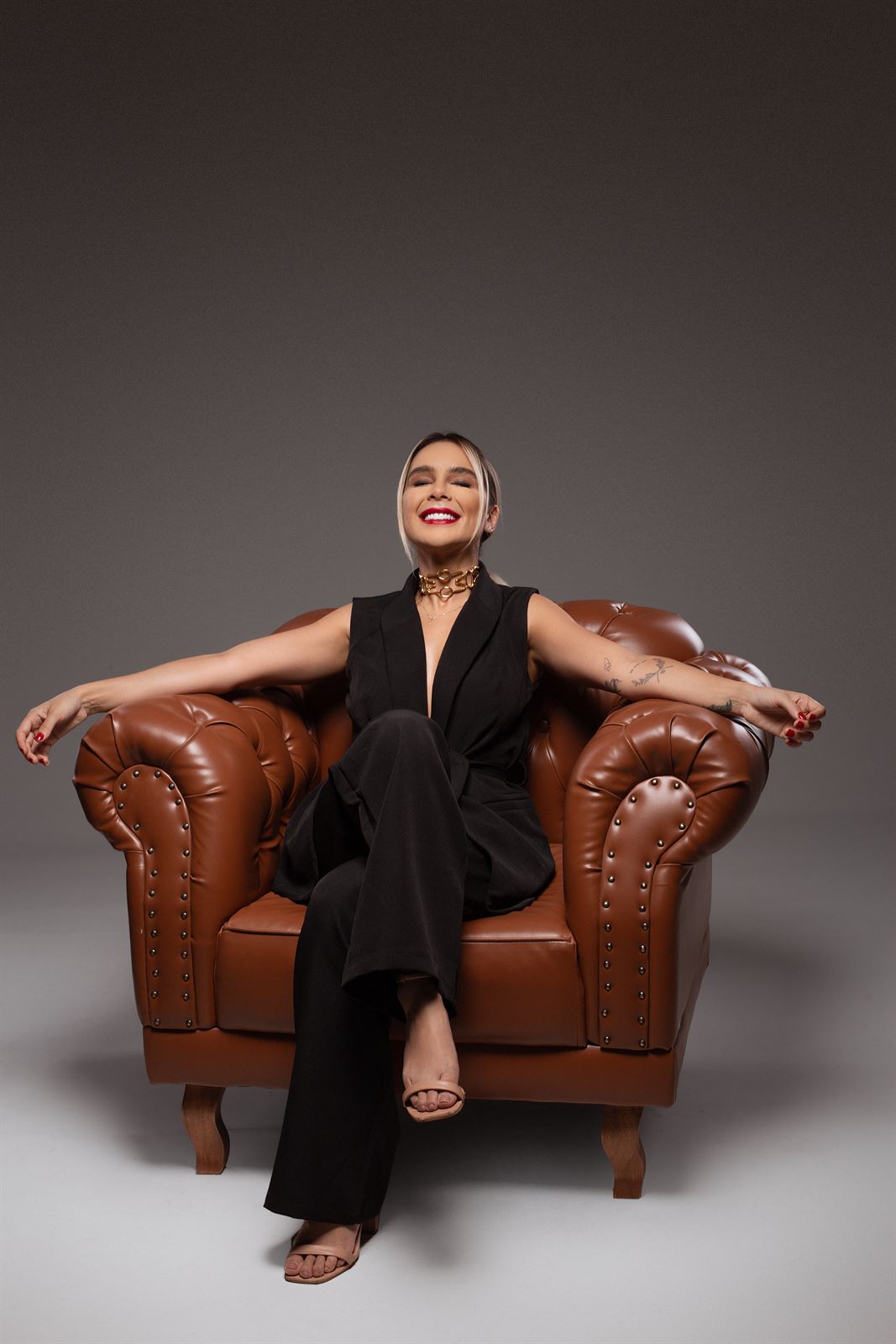 Dra. Fernanda Faralhe sorrindo, em um momento descontraído